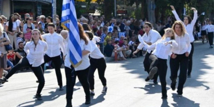 Οι κοπέλες εξηγούν γιατί εισέβαλαν στην παρέλαση και έκαναν τους Μόντι Πάιθον