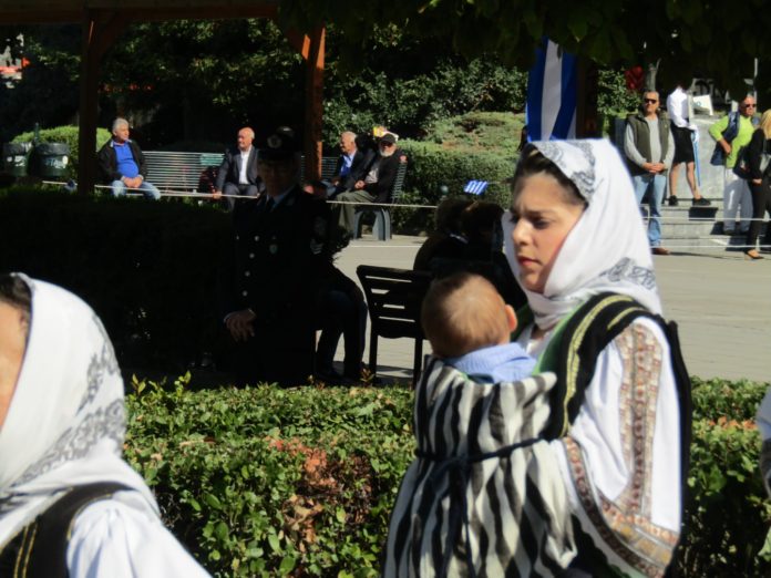 Νέα μαμά παρέλασε με το… μωράκι της στα Τρίκαλα