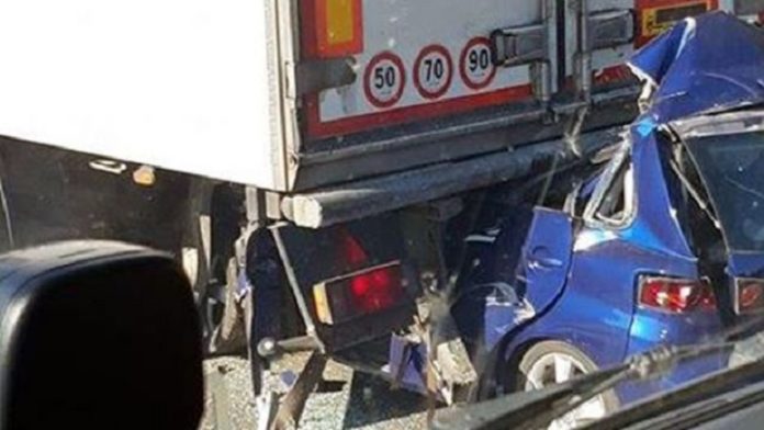 Αυτοκίνητο «καρφώθηκε» σε νταλίκα