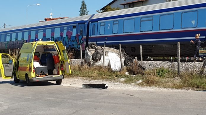 Τρομερό τροχαίο. Τρένο συνέτριψε αυτοκίνητο στα Τρίκαλα