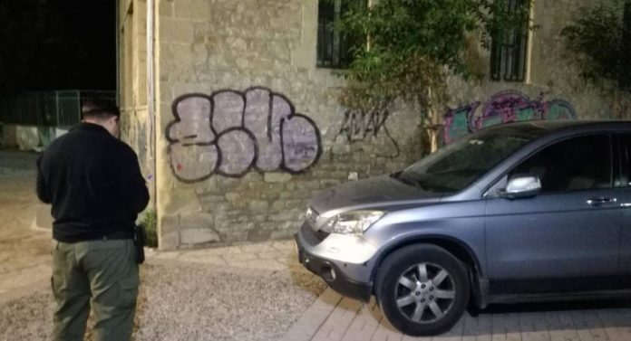 Παπάς αγανάκτησε επειδή του έκοψαν κλήση έξω από την εκκλησία