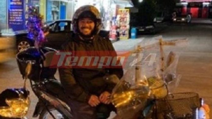Διανομέας έβαλε χριστουγεννιάτικο δέντρο στο μηχανάκι του