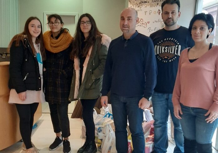 Τρόφιμα προσέφεραν οι μαθητές του 12ου Γενικού Λυκείου Λάρισας