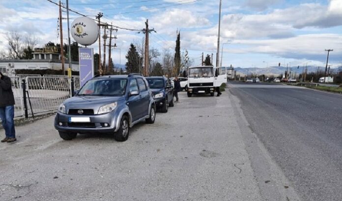 Καραμπόλα τριών αυτοκινήτων έξω από τη Λάρισα