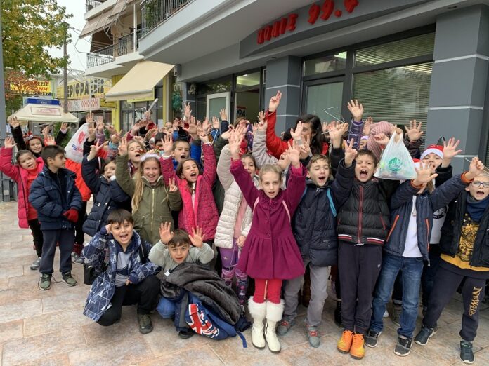 Το 12o δημοτικό σχολείο Λάρισας τραγούδησε τα κάλαντα στο Ράδιο Πόλις 99,4