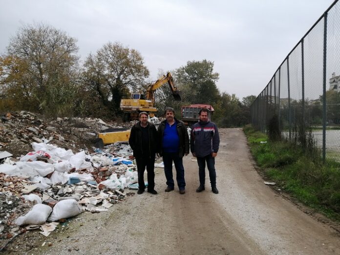 Απομακρύνονται μπάζα από διάφορα σημεία της Λάρισας