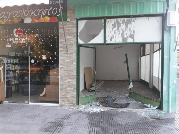Απίστευτος Τρικαλινός, μπούκαρε με το αυτοκίνητο μέσα σε μαγαζί