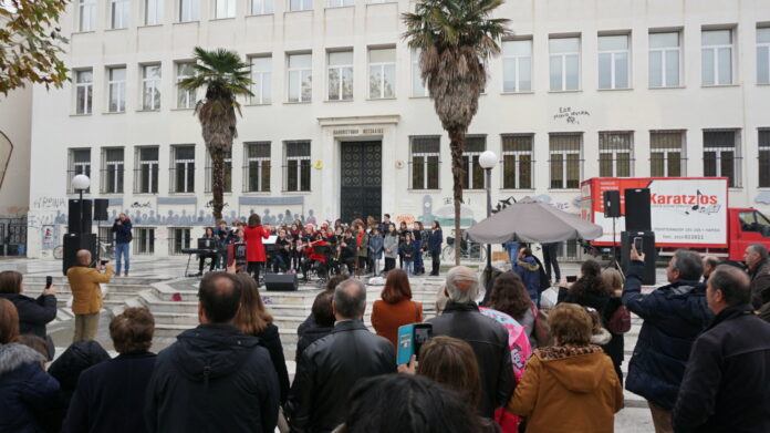 «Πλημμύρισε» με χριστουγεννιάτικους ήχους η Πλατεία Ταχυδρομείου