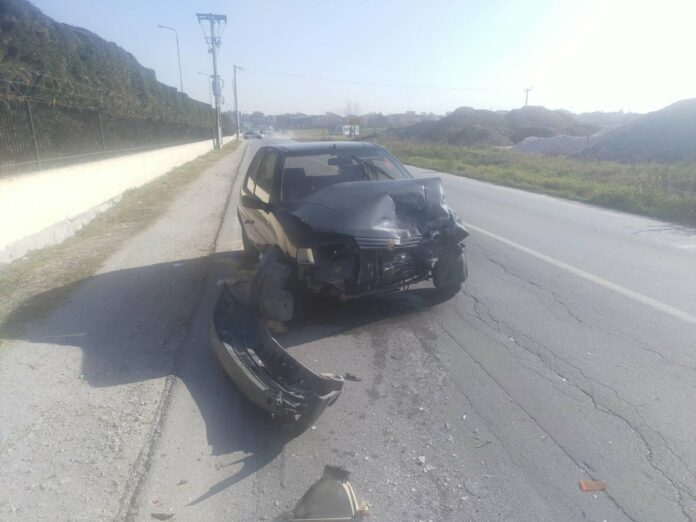 Σύγκρουση αυτοκινήτων στη Λάρισα