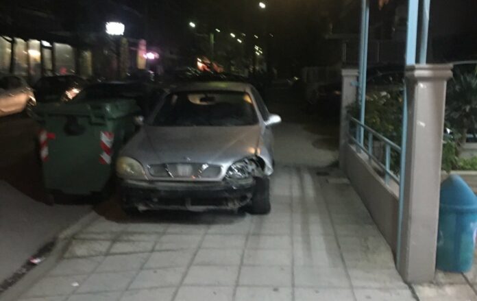 Λάρισα: «Παράτησαν» τρακαρισμένο αυτοκίνητο σε πεζοδρόμιο