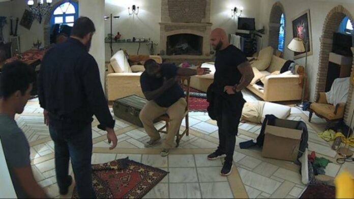 Άρχισε στις κλωτσιές τον Σάββα Πούμπουρα μετά τη φάρσα