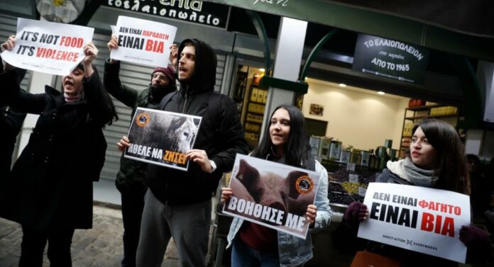 Παρέμβαση vegan ακτιβιστών κατά της Τσικνοπέμπτης