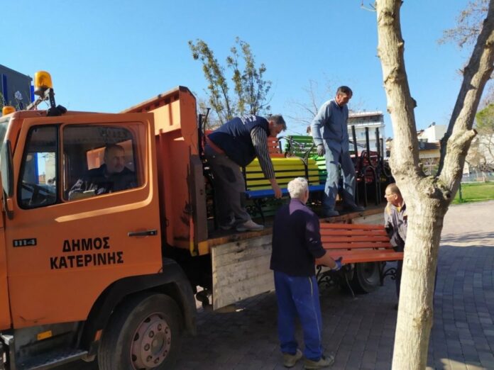 Ξηλώνουν τα παγκάκια στην Κατερίνη