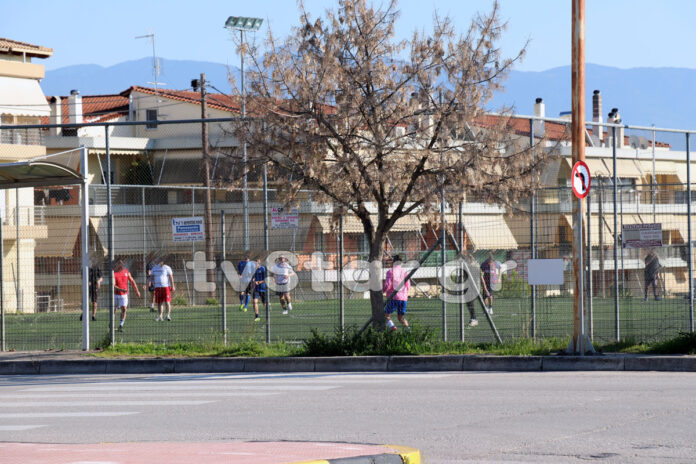 Έπαιζαν ποδόσφαιρο σε γήπεδο της Λαμίας