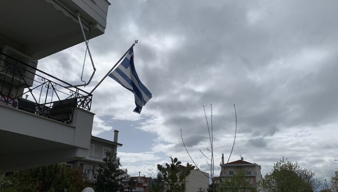 Λάρισα: Παρελάσεις δεν έχουμε αλλά έχουμε σημαίες στα μπαλκόνια