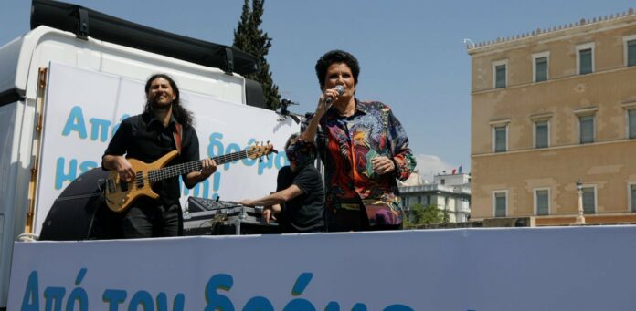 Η Άλκηστις Πρωτοψάλτη τραγουδά πάνω σε φορτηγό