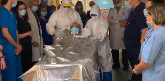 Λάρισα: Με χειροκροτήματα βγήκε ο πρώτος ασθενής από την ΜΕΘ του ΠΓΝΛ