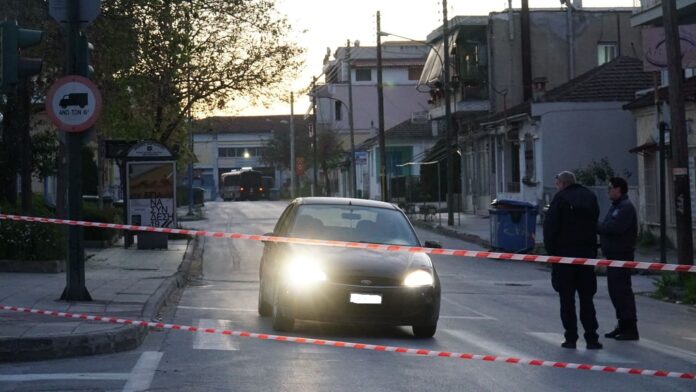 Ενισχυμένες αστυνομικές δυνάμεις επιτηρούν την καραντίνα στη Ν. Σμύρνη