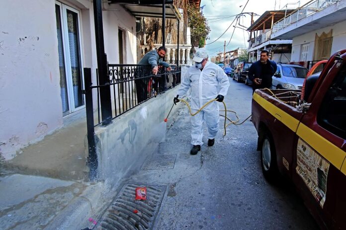 Δ. Λαρισαίων: Καθημερινά 9 οχήματα πλένουν και απολυμαίνουν χώρους
