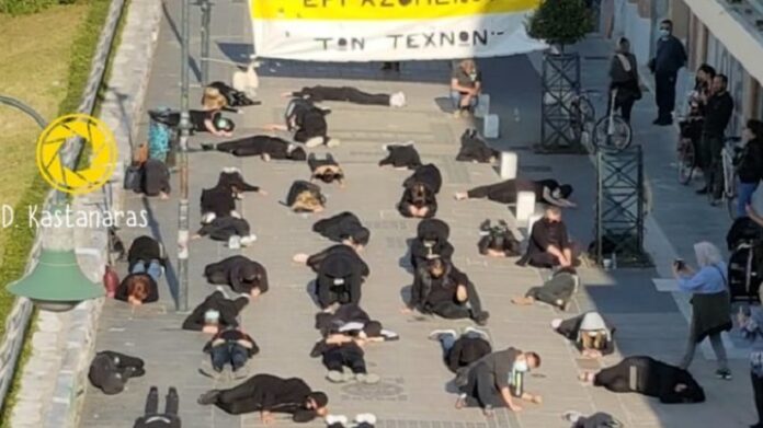 Συμβολική διαμαρτυρία καλλιτεχνών στο Α’ Αρχαίο Θέατρο Λάρισας
