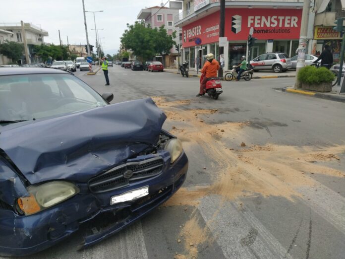 Σύγκρουση αυτοκινήτων στη Λάρισα