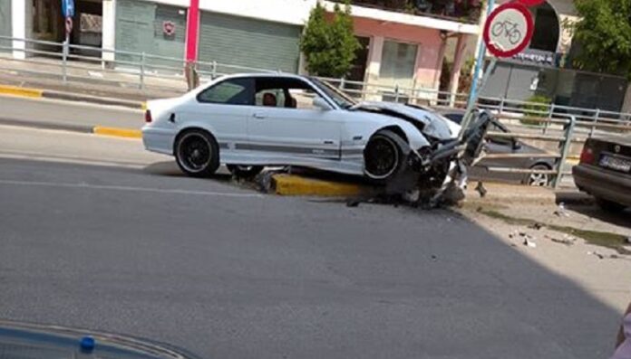 Λάρισα: Αυτοκίνητο βγήκε από το δρόμο στην υπόγεια της Φαρσάλων