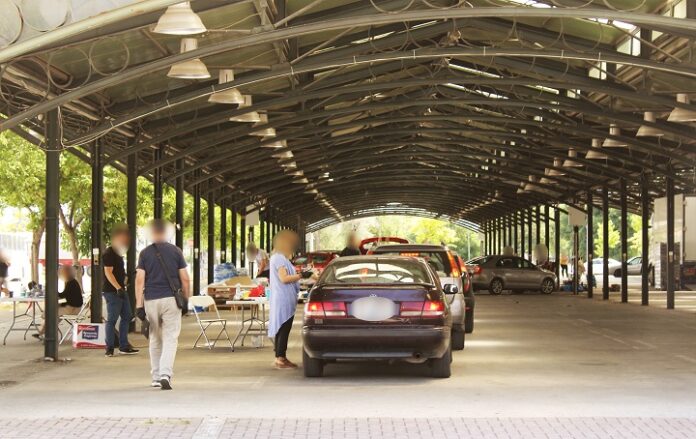 Με τη μέθοδο drive through η διανομή προϊόντων ΤΕΒΑ στη Λάρισα