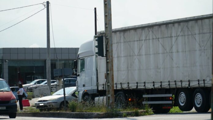 Νταλίκα συγκρούστηκε με αυτοκίνητο στη Λάρισα