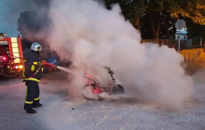 Στις φλόγες μηχανάκι εν κινήσει