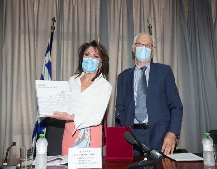 Φώτο από την επίσκεψη της Γ. Αγγελοπούλου στο Δημαρχείο Λάρισας