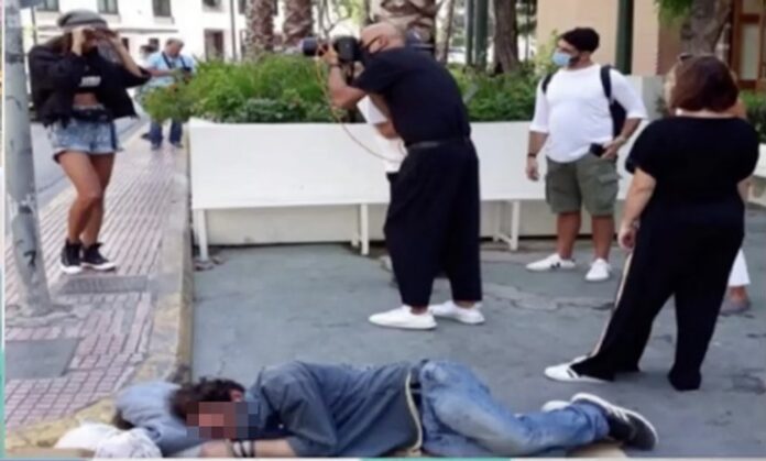 Δημήτρης Σκουλός – Σάλος για τη φωτογράφιση δίπλα σε άστεγο