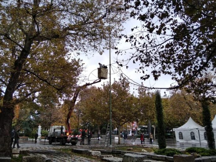 Στήνουν το Χριστουγεννιάτικο Δέντρο στην Κεντρική Πλατεία της Λάρισας