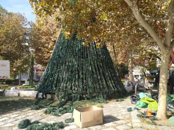«Παίρνει σχήμα» το Χριστουγεννιάτικο Δέντρο στην Κεντρική Πλατεία της Λάρισας