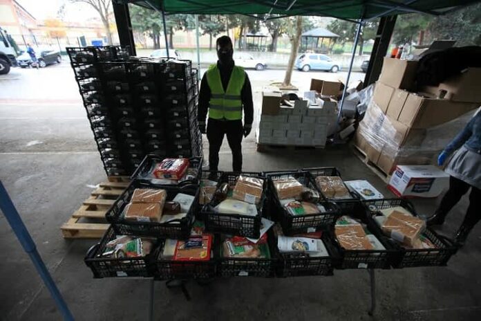 Λάρισα: Διανομή προϊόντων για τους δικαιούχους ΤΕΒΑ στην Σκεπαστή της Νεάπολης