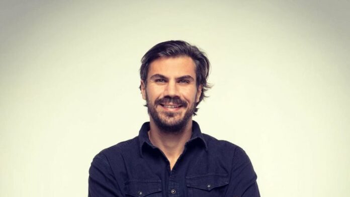 Άκης Πετρετζίκης