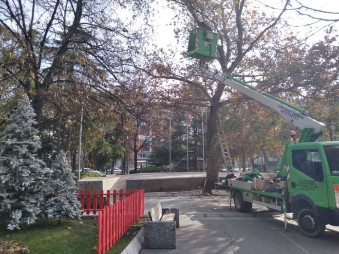 Λάρισα: Στολίζουν την κεντρική πλατεία