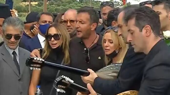 Μίκης