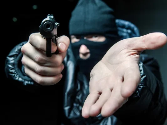 Εισβολή σε σπίτι ηλικιωμένης στη Λάρισα Εισβολή σε σπίτι ηλικιωμένης στη Λάρισα